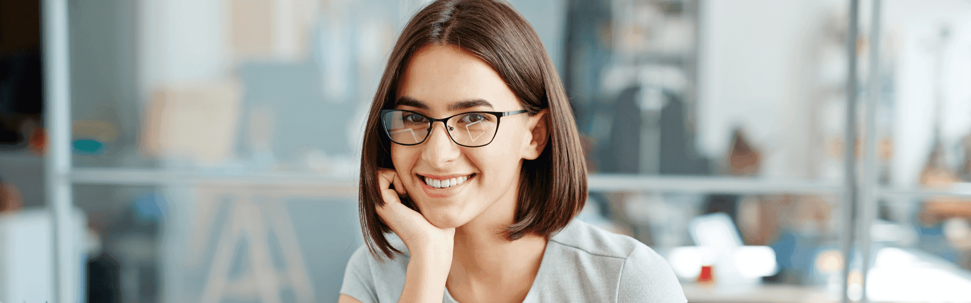 Büromitarbeiter lächelt in die Kamera