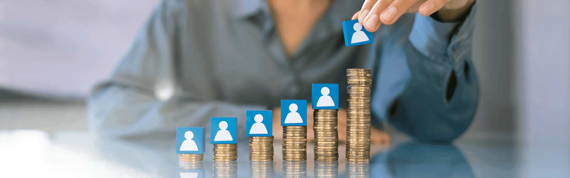 Geldmünzen werden zu Stapeln auf einem Tisch gelegt