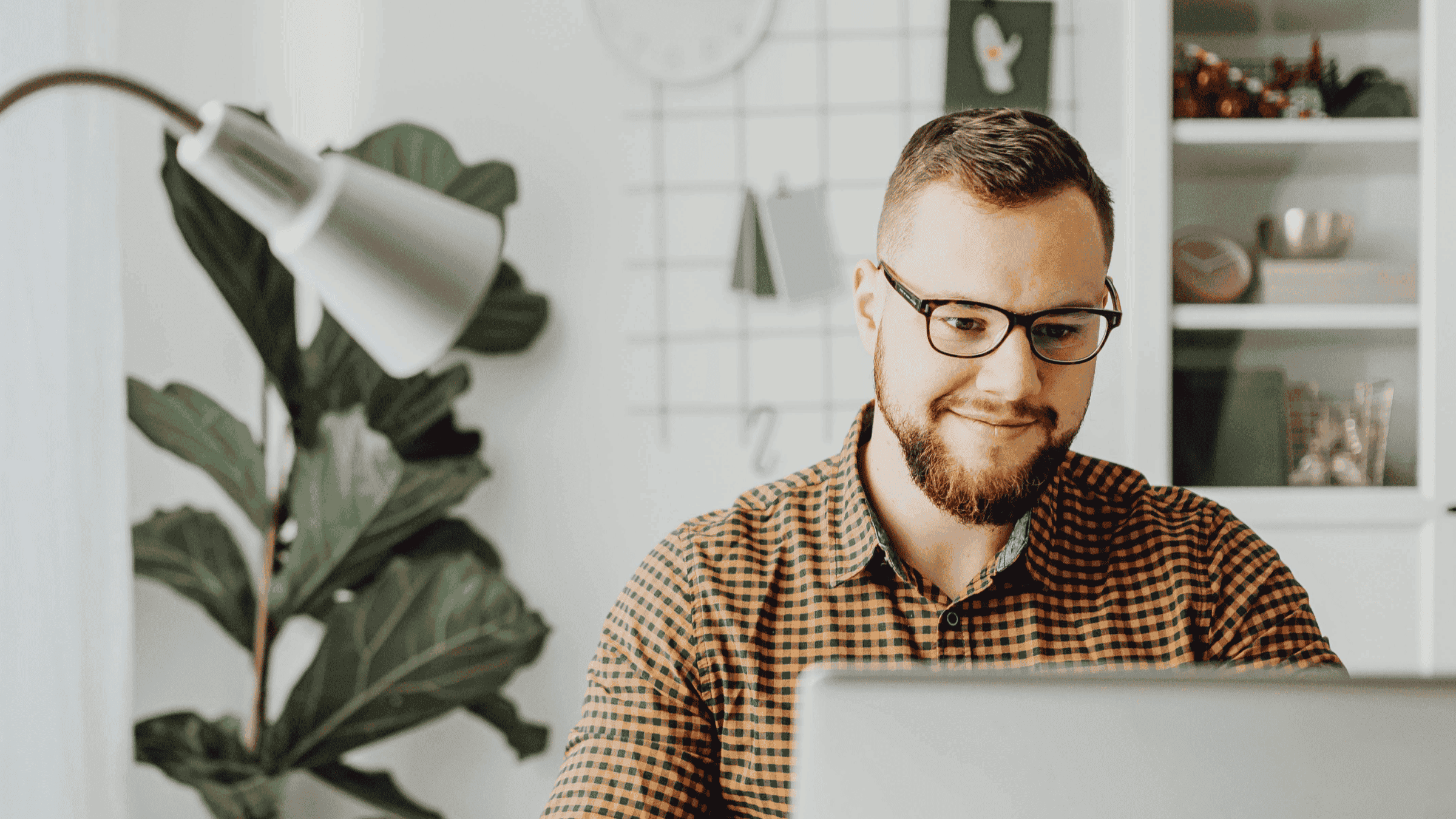 Weiterbildung im Steuerwesen – Glückliche Steuerfachkraft investiert in ihre Karriere. Chancen durch Fortbildungen, Fachseminare und Qualifikationen in der Steuerbranche.