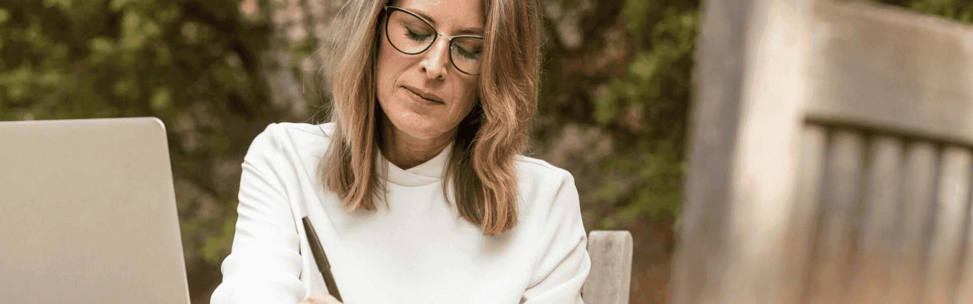 10 Tipps für die Prüfung zum Steuerfachangestellten – Lernende mit Laptop und Notizen bereitet sich vor. Strategien für erfolgreiches Bestehen der Steuerfachangestellten-Prüfung.