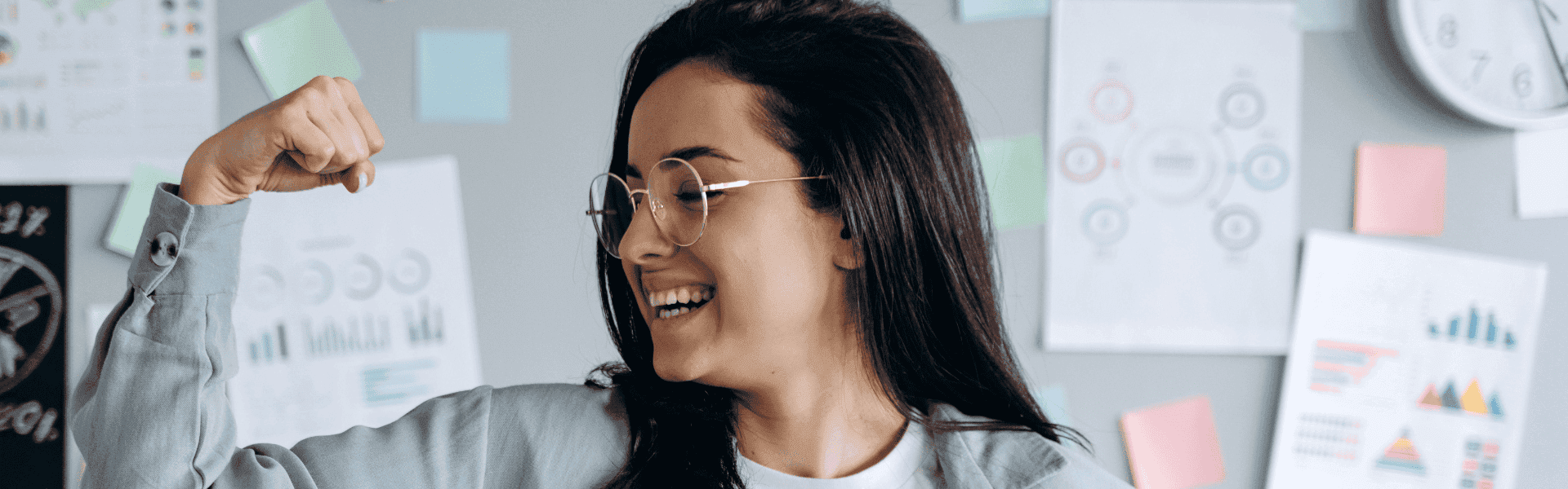 Mitarbeitermotivation in der Steuerbranche – Erfolgreiche Mitarbeiterin zeigt Stärke und Begeisterung. Strategien für mehr Engagement, Teamgeist und Zufriedenheit im Steuerwesen.