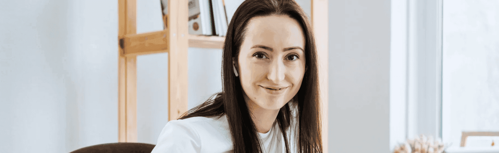 Frau lächelt im Hinblick auf ihre Prüfung