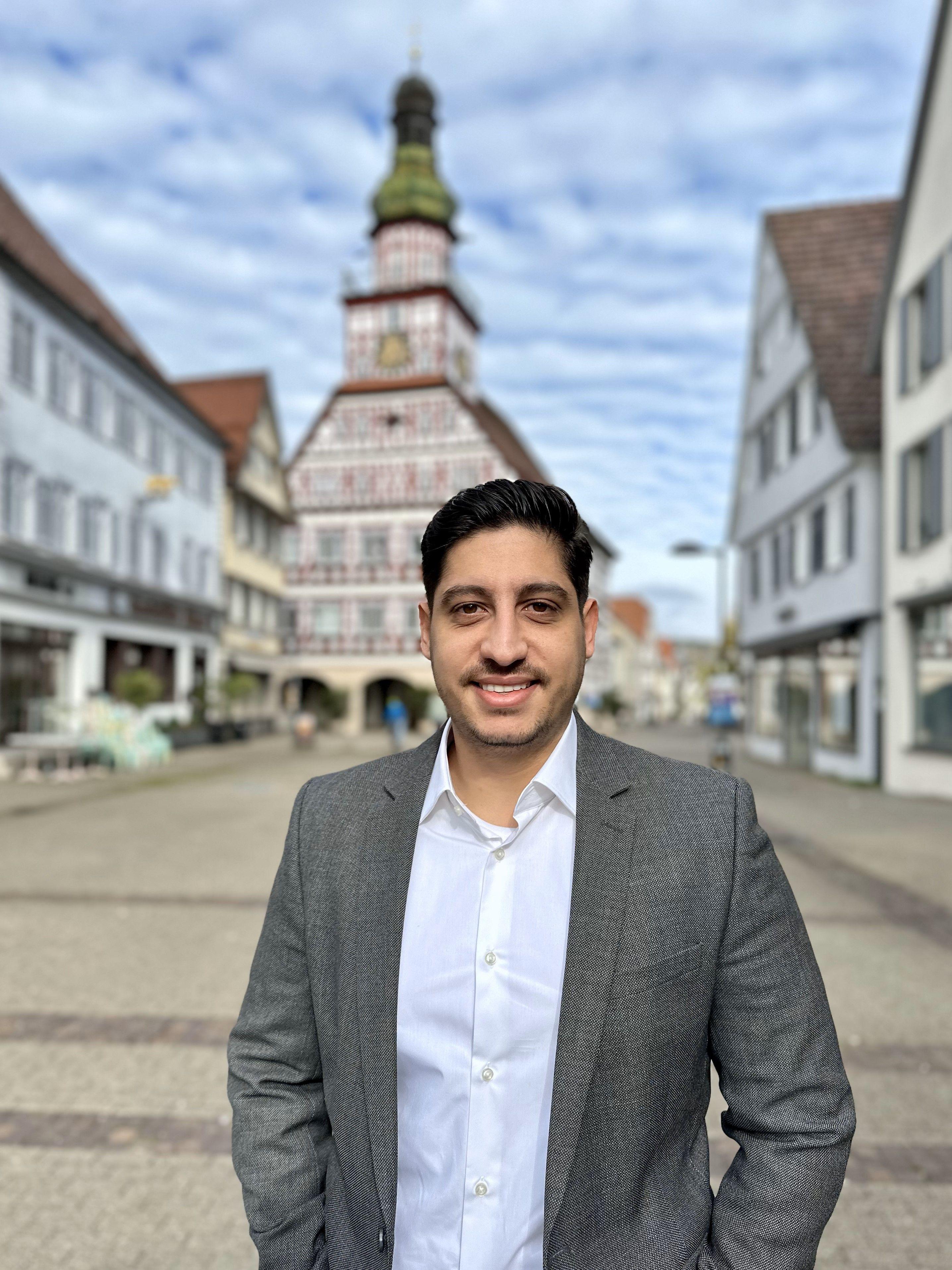 Steuerberater El-Hourani vor dem Rathaus in Kirchheim unter Teck